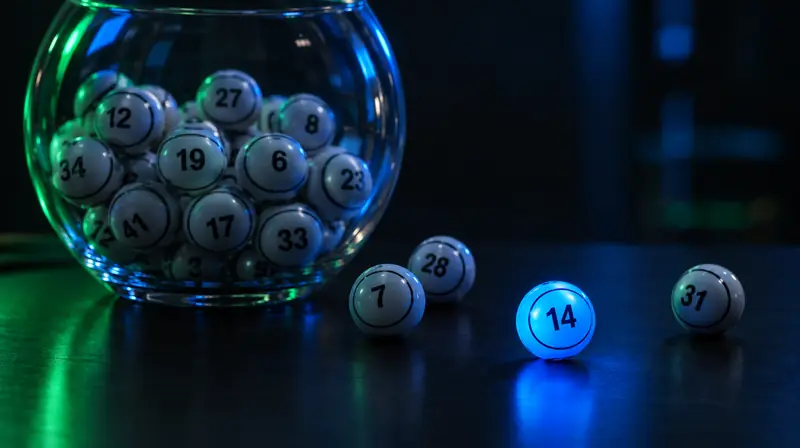 Pecera con bolas de lotería y una bola azul encendida